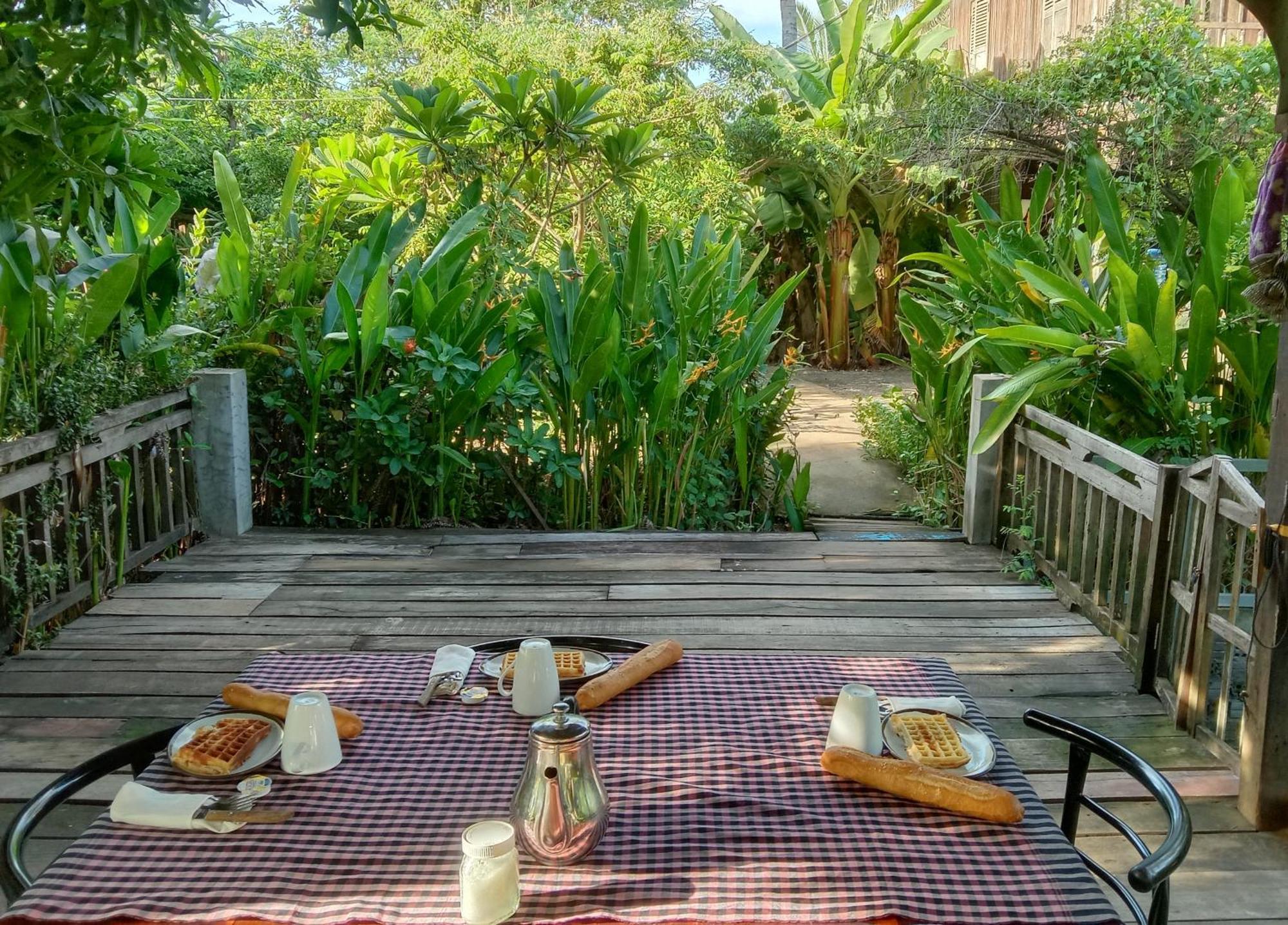 O'Hamok Family Homestay Батамбанг Екстериор снимка